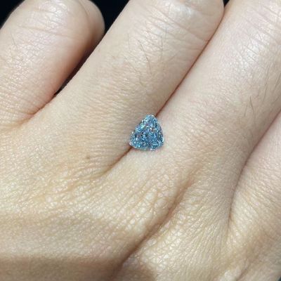 0.89Carat実験室は青い人がダイヤモンドを作った着色されたダイヤモンドの三角の切口を作成した