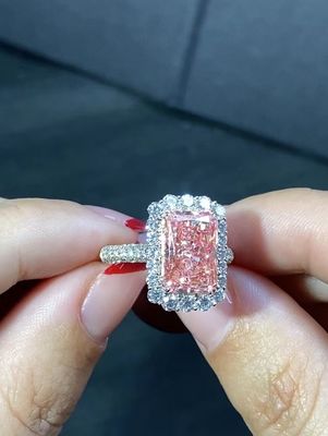 4.56ct実験室のダイヤモンドの宝石類のピンクの放射切られたダイヤモンド指輪