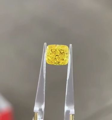 放射性実験室で作られた黄金ダイヤモンド HPHT 10モース分まで成長した 鮮やかな黄金 VVS2 0.52ct