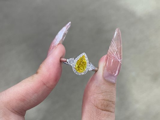 1.03ct豪華で鮮やかで黄色い実験室はダイヤモンド指輪18kのホワイト ゴールドを作成した