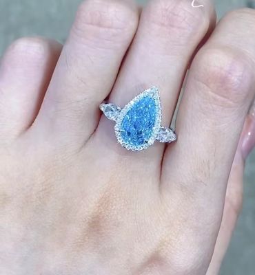 18Kホワイト ゴールドCVDのダイヤモンド指輪2.32ctの青いナシは婚約指輪の宝石類を切った