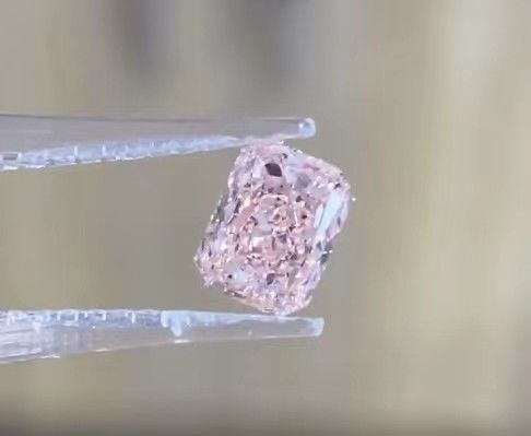 IGIの証明された実験室は着色されたダイヤモンドを空想する強いピンクVS1の放射緩いダイヤモンドを作成した