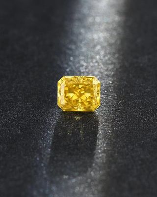 クッションの緩いダイヤモンドHPHTの実験室によって育てられる黄色いダイヤモンドの総合的なダイヤモンドの屑
