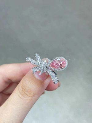 実験室で育てた 明るいピンク 梨形 CVD 合成ダイヤモンドリング 18k 白金リング