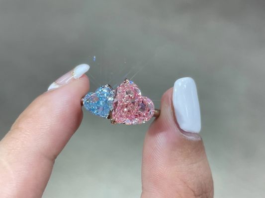 ピンク&ブルー ラボで育てた ダイヤモンドリング ツインハート形 18k ホワイトゴールドリング