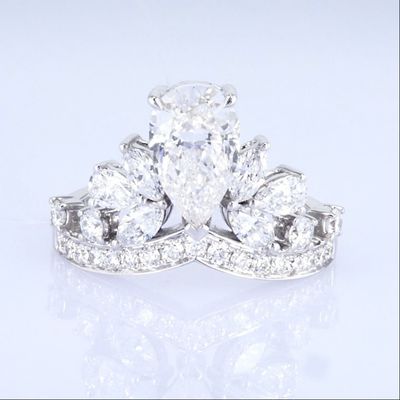 18k クラウンスタイル 実験室で育てた ダイヤモンドリング 美しい女性 プリンセスデザイン 白い 実験室で育てた ダイヤモンドリング