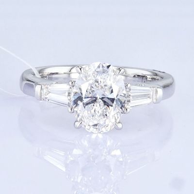 18k ホワイト ラボ 成長 ダイヤモンド リング 三つの石 デザイン 1ct+ D VVS2 クラシック デザイン 円形の形