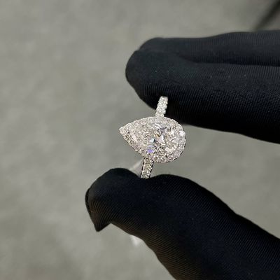 18k 培養された白ダイヤモンド 女性リング 1.53ct E VS1 ピアス形 フルダイヤモンド ベゼルセット スタイル