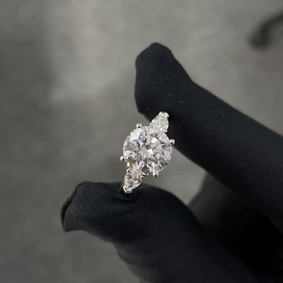 実験室で育てたダイヤモンドリング 3.01ct CVD ホワイト F VS2 三石型 丸