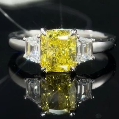 1.22ct 実験室で育てたダイヤモンドリング 黄色いダイヤモンド 3つの石 スタイルのカスタム製の宝石